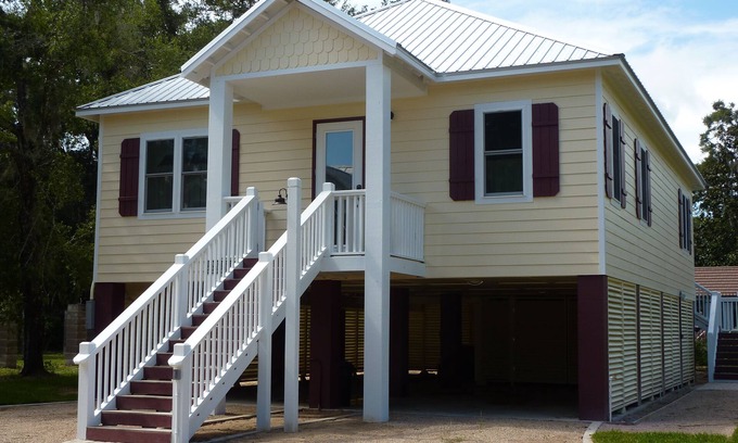 Steinhatchee House | Stargazer - Steinhatchee Landings, Sleeps 10nCottage is directly behind the pool