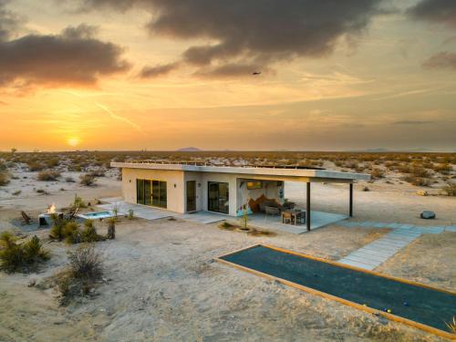 Joshua Tree Villa | Starlit Dunes - Spa, pool table, bocce, table tennis & endless views