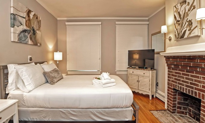 Beacon Hill Apartment | Stately on Cedar - Luxe 2-bedroom Beacon Hill apartment with AC, WiFi near MGH