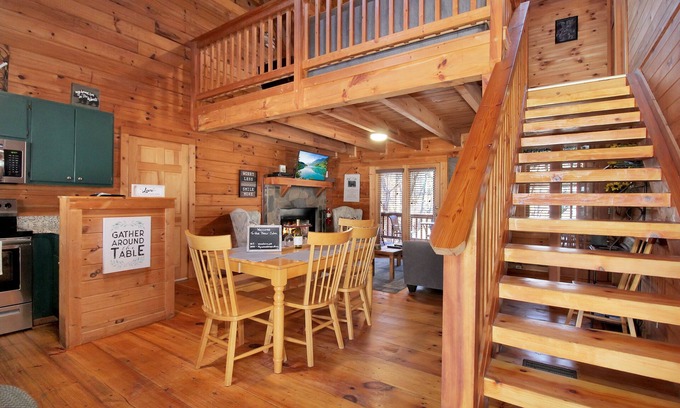 Pine Mountain Valley Cabin | Stay at The Bear and visit Callaway's Pumpkins and Fantasy in Lights!