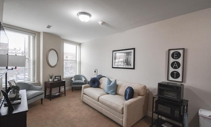Champaign Apartment | Stay at the Historic Inman