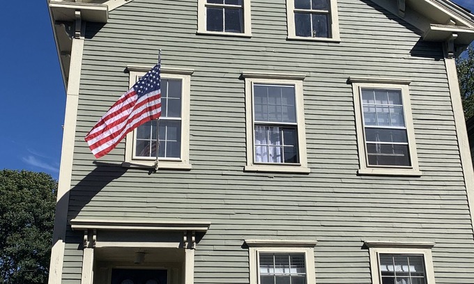 Historic Hill Apartment | STAY IN THE HEART OF NEWPORT!