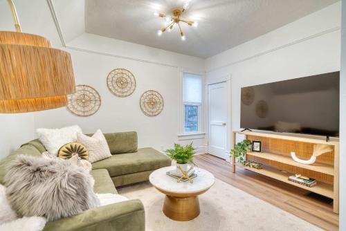 Buckman Neighborhood Apartment | Stay Portland - Historic Queen Anne Vernacular - 95 WalkScore