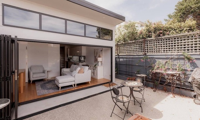 Battery Point House | Stay steps from Salamanca in historical cottage