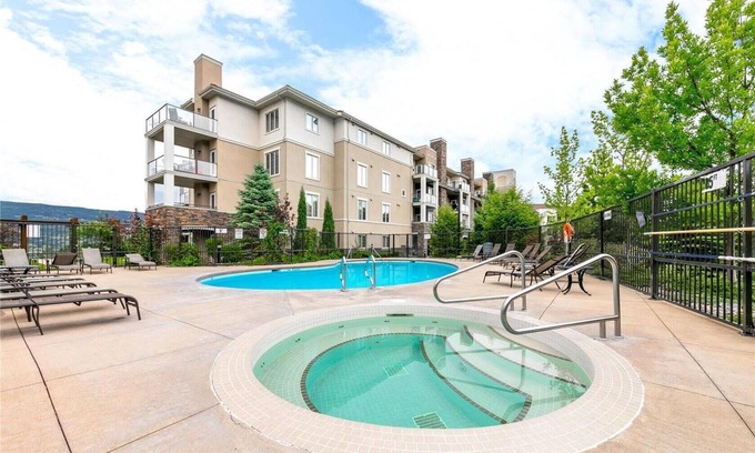 Quail Ridge Condo | Stay Worry Free! Come Golf, Wine Tour & Ski! 4 Beds 2 Bath Condo w/Gym and Pool!