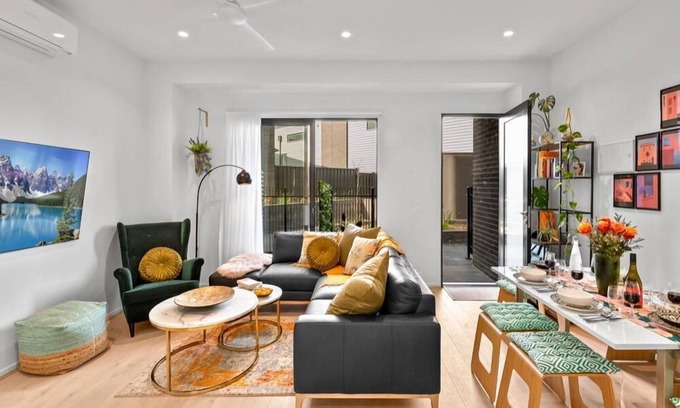 Coburg Apartment | StayCentral - Boulevard Gardens (Coburg) - Sacramento Way, Coburg - 3 Bedrooms, 4 Beds, 2 Bathrooms, 2 secure undercover parking spots.