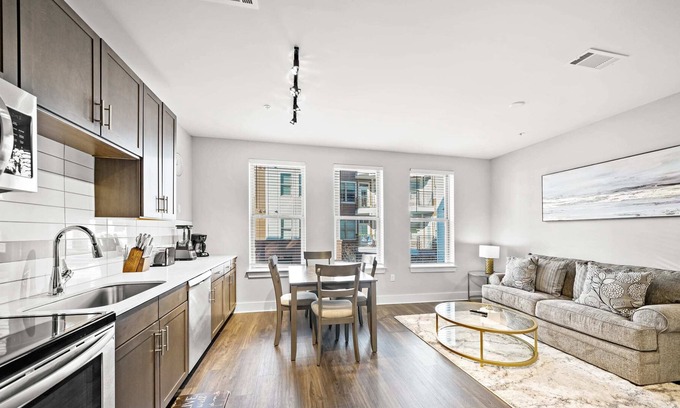 Villa Heights Condo | StaysByWalker 1BR - 2 Miles To Uptown! Gym/Parking