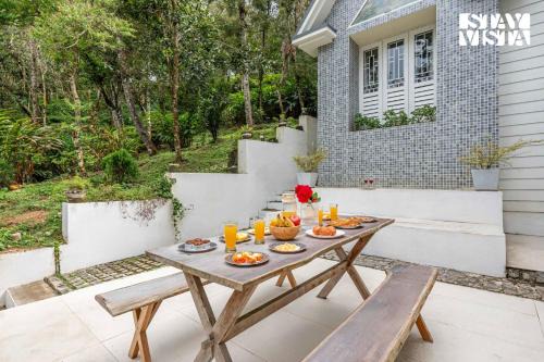 Chinnakanal Villa | StayVista at Mathikettan Homestay - Pet Friendly & Heater