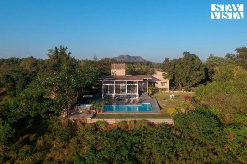 Lonavala Villa | StayVista's The Estate - Luxury Living - Kusur - Mountain-View Villa with Private Pool, Outdoor Jacuzzi & Indoor-Outdoor Activities