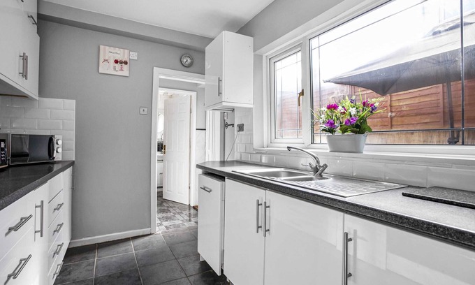 Stoke-on-Trent House | ⭑ Staywhenever MS- 4 Bedroom House | King Size Beds | Sleeps 9 ⭑