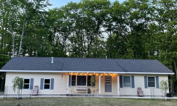Michaywe House | Stellar’s Place -Brand New Hot Tub, King Bed, Conveniently Located, Clean, Games