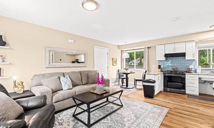 Roseville Apartment | Step-Free 1BR in Roseville | King Bed | End Unit