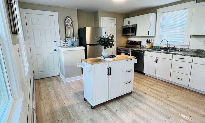 Bangor Apartment | Steps away from waterfront concerts!
