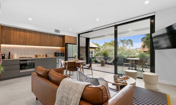 Coogee Apartment | Steps from the shore - Coogee Beachside Hideaway 3