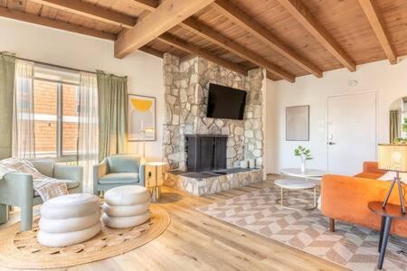 El Porto Apartment | Steps to Beach Manhattan Beach 2 Bedroom Parking