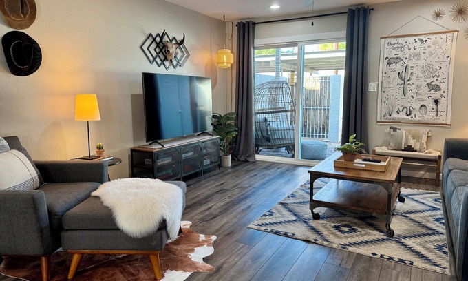 South Scottsdale House | Steps to OldTown! Cute 2bdrm w/Private Patio, Pool, Covered Parking. DogOk!