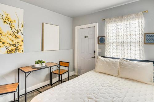 Rogers Seabreeze Apartment | Steps to Sand Studio Stay in Daytona Beach!