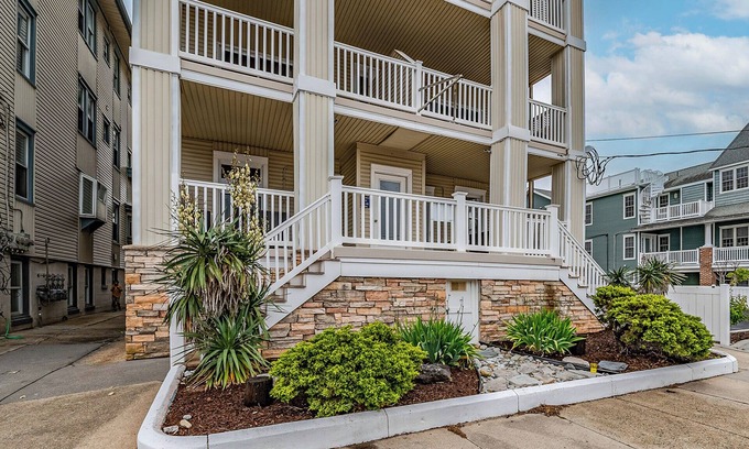 North End Condo | Steps to the Beach & Boardwalk - Pet Friendly!