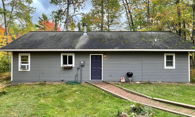 La Pointe House | Stolen Oaks - Cottage with All-seasons Porch, located near the Airport!