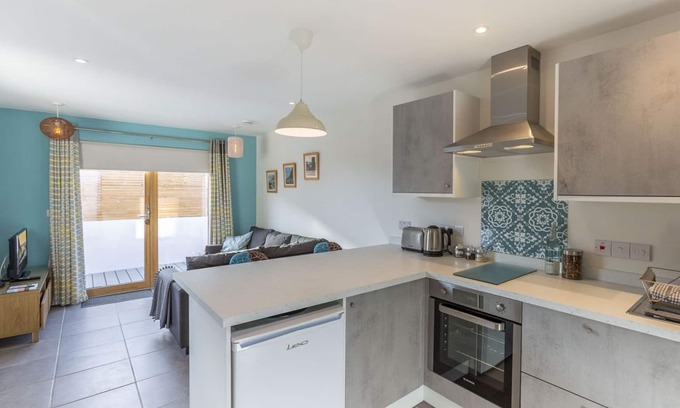 Bude Apartment | Stone's Throw Apartment - 3 min walk to the beach Bude Cornwall