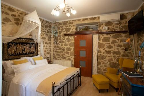 Korinthos House | Stone suite in the center of Corinth