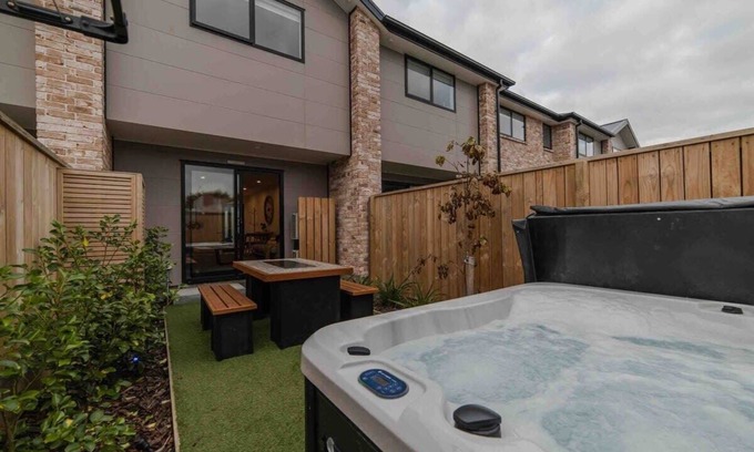 Addington House | Stones Throw From the Stadium & Hot Tub