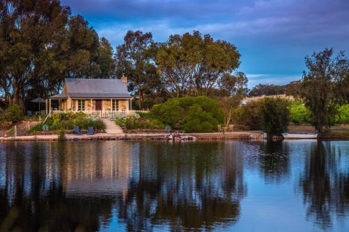 Stone Well Cabin | Stonewell Cottages and Vineyards