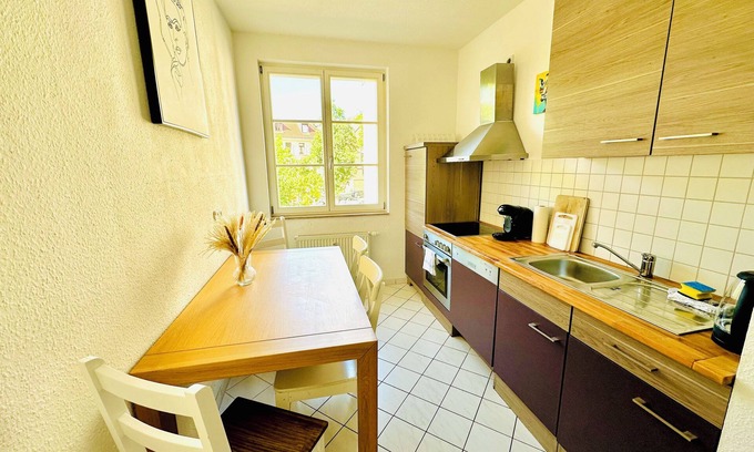 Stotteritz Apartment | Stötteritz apartment, sleeps 6, close to public transport, 3 room with balcony
