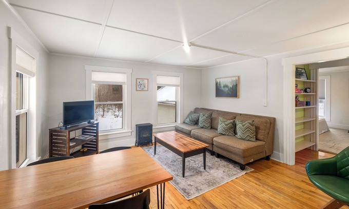 Morrisville Condo | Stowe Lofts-Cozy 2-bedroom condo, peaceful, 5 minutes to Stowe, Fast WiFi