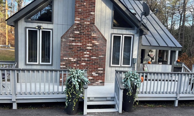 Wardsboro House | Stratton & Mountain Snow/3-bedroom bungalow/Hot Tub/Sauna/Pave Driveway