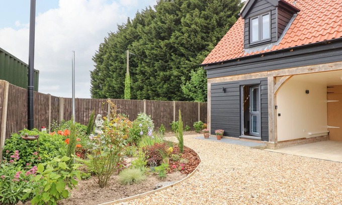 Wisbech Cottage | STRAWBERRY FIELDS ANNEX, pet friendly, with a garden in Emneth