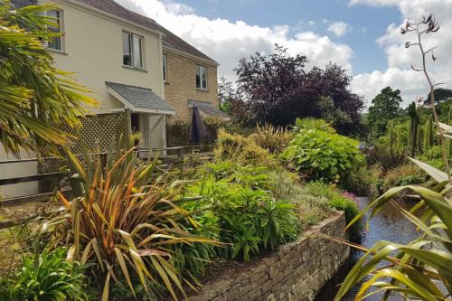 Falmouth House | Stream Side