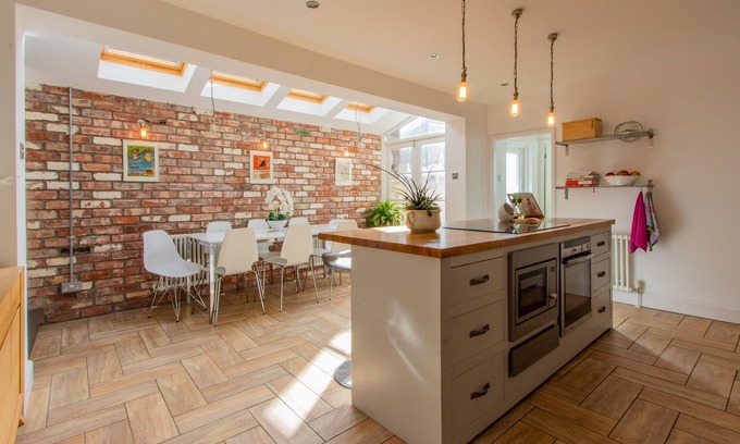 Riverside House | Stroll To The City Centre In From Chic Refurbished Townhouse