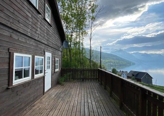 Stryn House | Stryn - Faleide -hytte med fjord og fjell utsikt