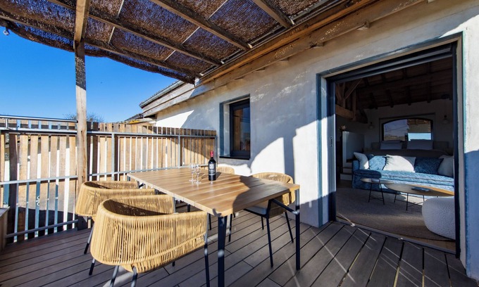 Saint-Sulpice-de-Faleyrens Apartment | Studio Apartment 'Au Chai Bigaroux' with Private Terrace, Wi-Fi and Air Conditioning