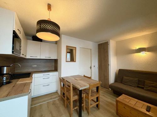 Les Bruyeres Apartment | Studio 4 pers, pied des pistes, Les Ménuires - Balcon sud, proche commerces et école de ski - FR-1-452-52