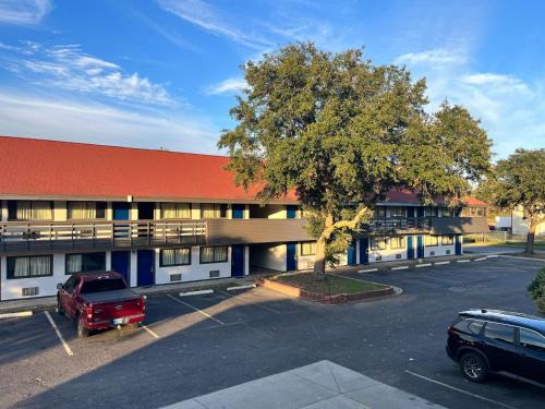 Flournoy Hotel | Studio 6 Suites Shreveport, LA Industrial Loop