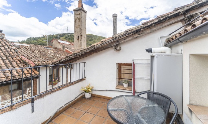 Ezcaray Apartment | Studio Apartment 'Altuzarra 1' with Mountain View, Private Terrace and Wi-Fi