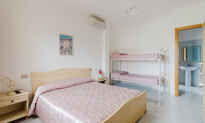 Palmas Arborea Apartment | Studio Apartment 'Camera 2' with Shared Terrace, Wi-Fi and Air Conditioning