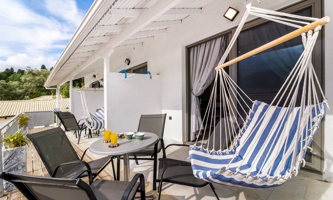 Geni Apartment | Studio Apartment "King 3" with Sea View, Shared Pool & Wi-Fi