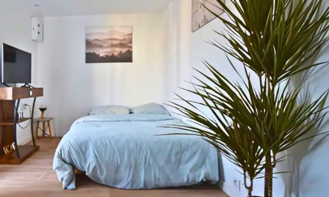 Amblainville Apartment | Studio Apartment "Lumineux - Annexe Cosy" with Private Terrace & Wi-Fi