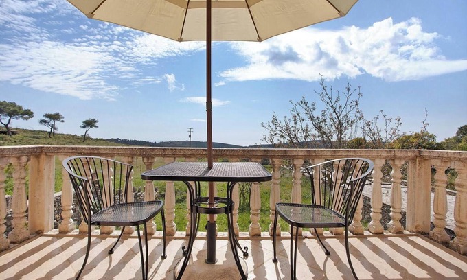 Maries Apartment | Studio apartment 'Wild Fig Retreat Helios' with Shared Pool, Wi-Fi and Air Conditioning