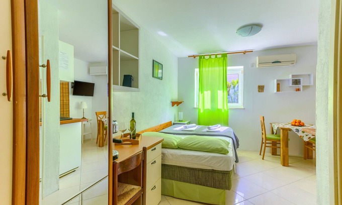 Bacvice Apartment | Studio apartment with garden, on 5 min walking to the Bacvice beach
