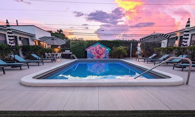 Deerfield Beach Apartment | Studio Beach Walk With Pool 101, Sleeps uo to 3!