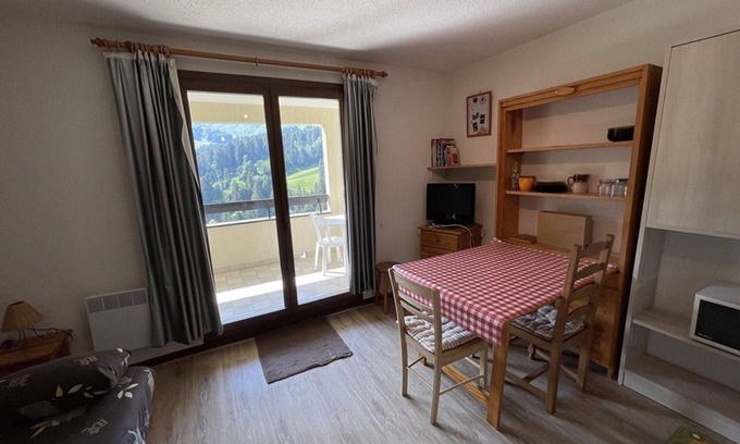 Saint-Jacques-des-Blats Apartment | Studio cabin with balcony near slopes and parking