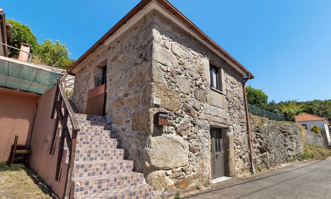 Paredes de Coura Apartment | Studio 'Casa 2' with Mountain View, Shared Garden and Wi-Fi