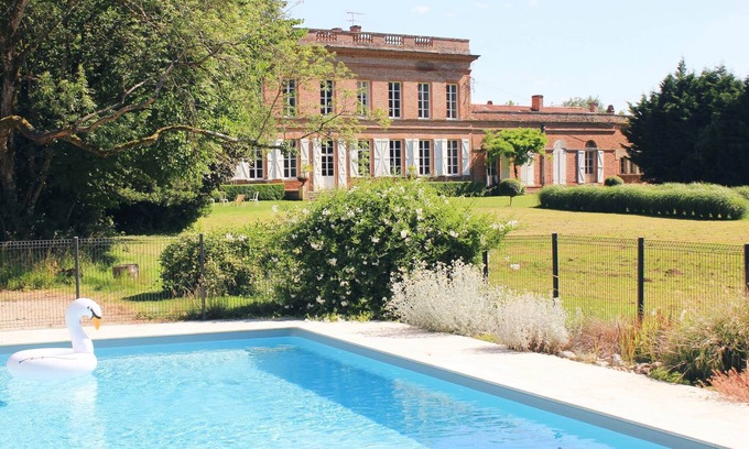 Castelsarrasin House | Studio Colonel - Sleeps 4