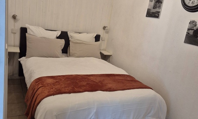 Crest Apartment | Studio-Cottage-Ensuite with Shower-Courtyard view