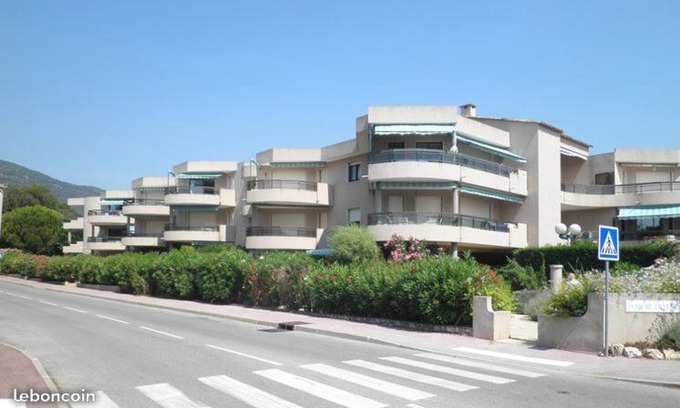 Cavaliere Apartment | Studio de 27 m² + 70 m² de jardin à 100 m des plages