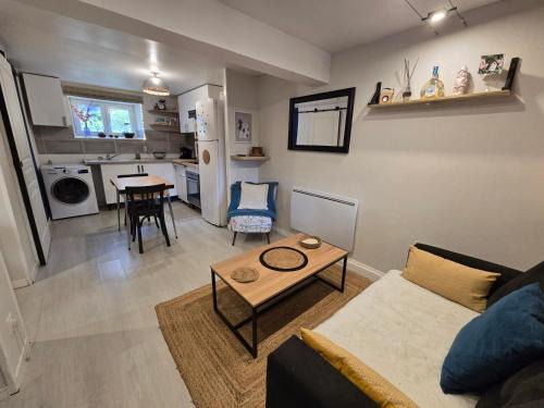 Rive Droite Apartment | Studio de charme avec jardin au Quatre-Moulins